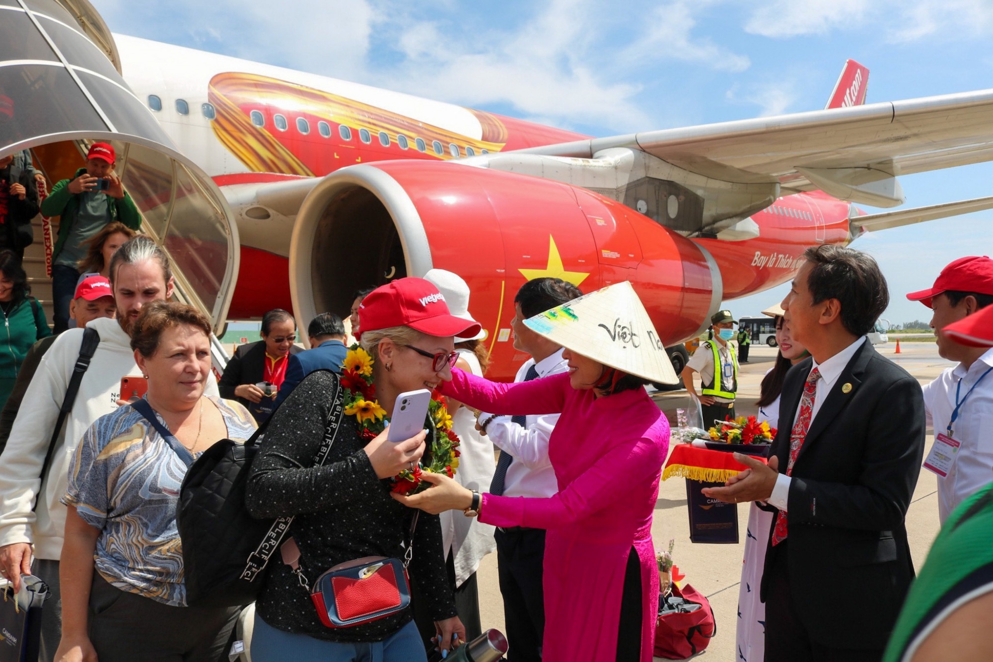Hơn 300 du khách từ Kazakhstan bay thẳng đến Khánh Hòa ngày 26/10