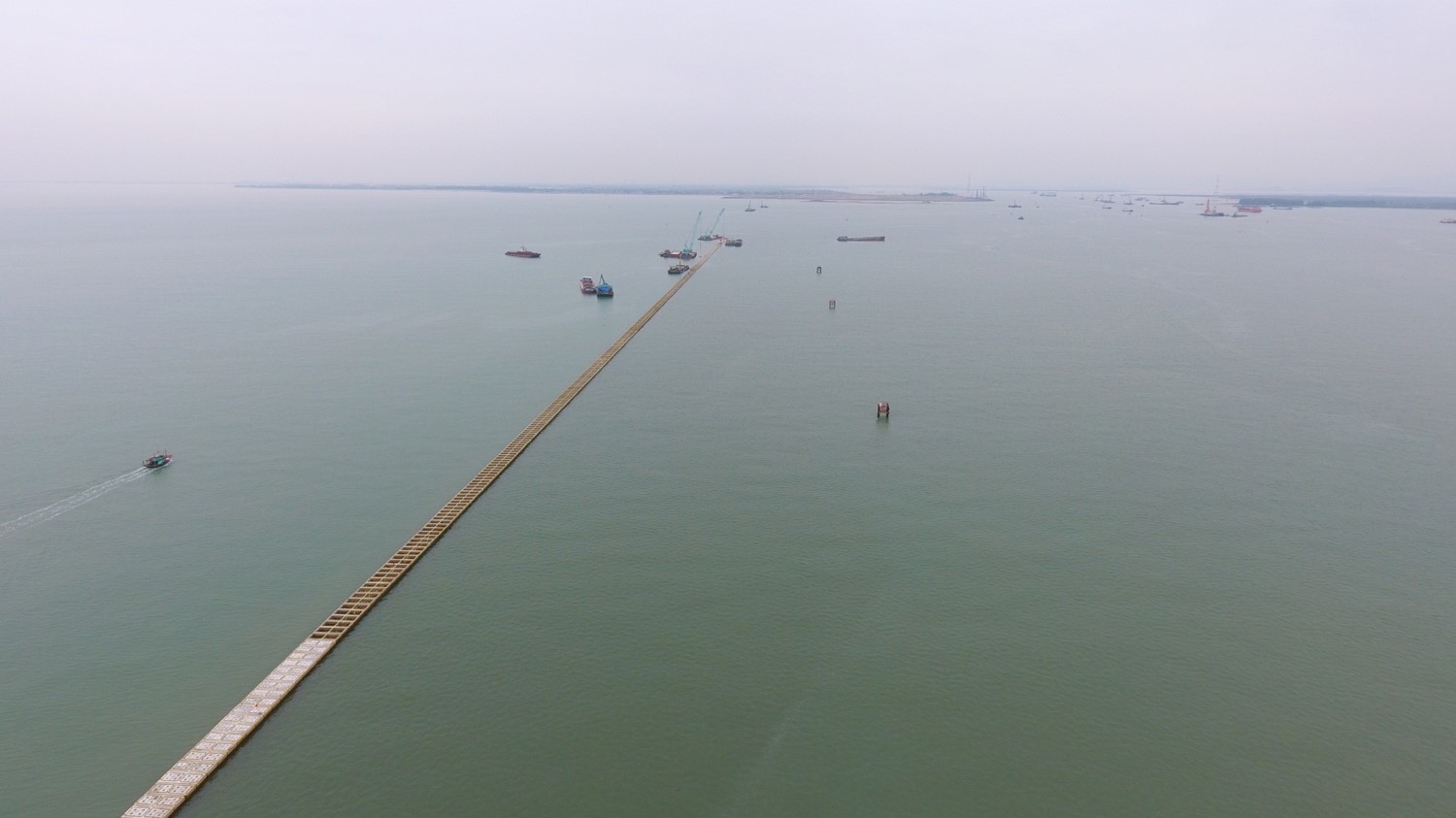 Thử thách đi trên con đường nhân tạo giữa biển dài nhất Việt Nam