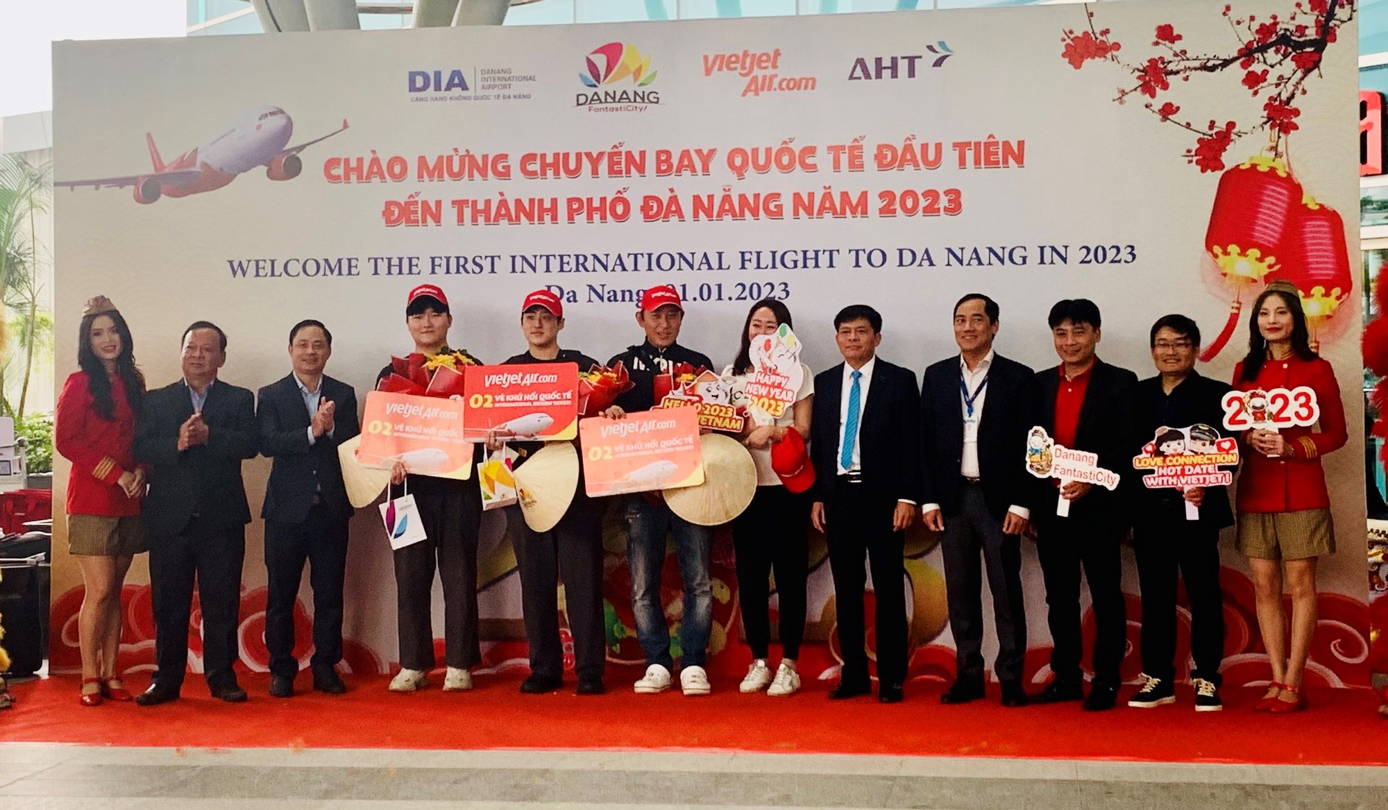 Những khách quốc tế đầu tiên đặt chân tới Việt Nam dịp năm mới