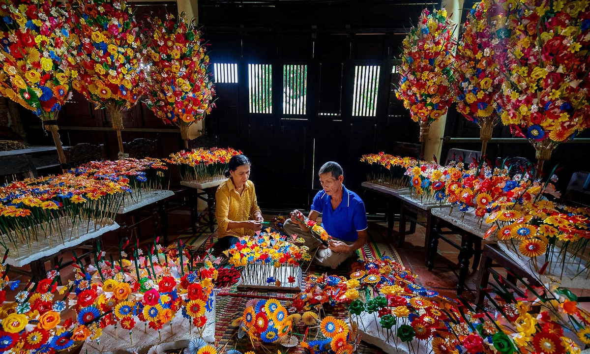Làng hoa giấy 300 năm tuổi rực rỡ sắc màu ở thành phố Huế