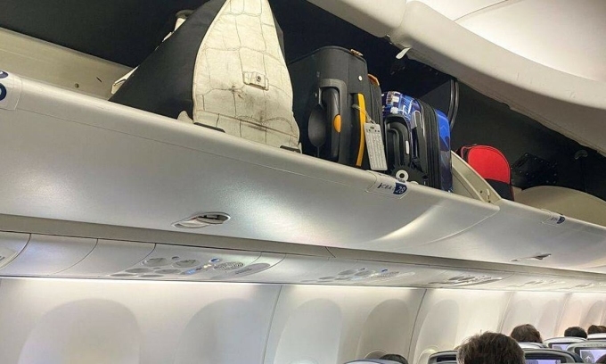 Những lưu ý nhỏ khi cất hành lý xách tay trên máy bay
