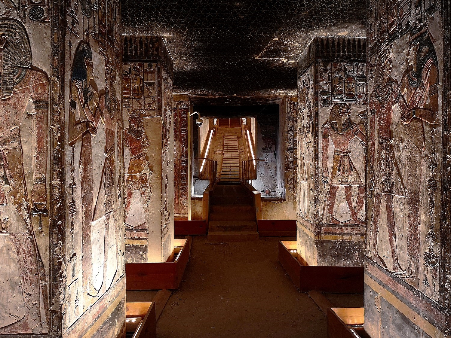 Những bí ẩn và xa hoa ẩn chứa trong lăng mộ Pharaoh